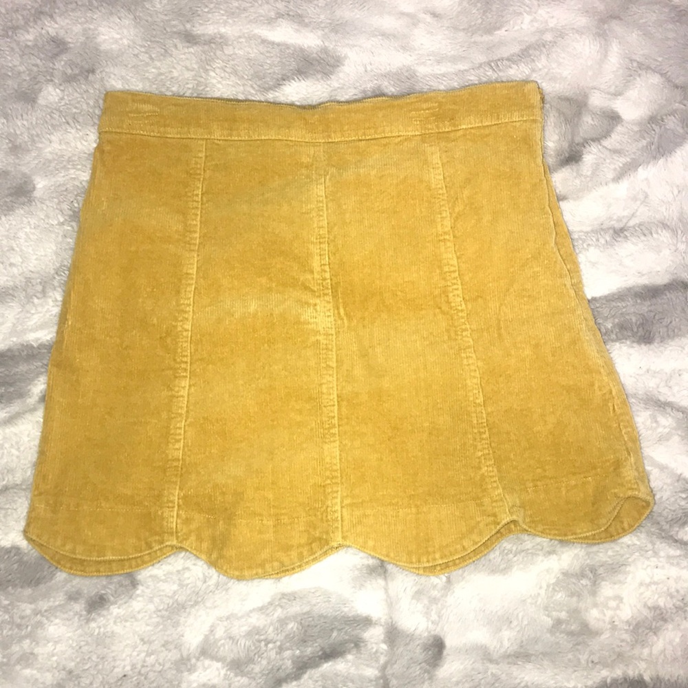 Scalloped yellow altar’d state skirt